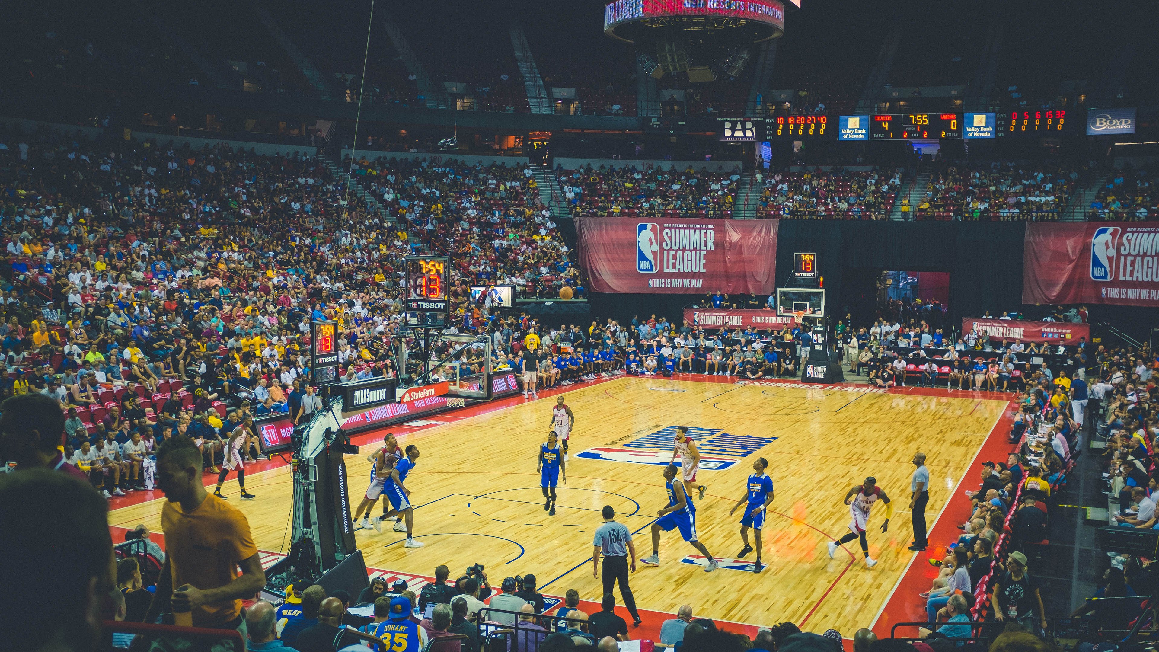 越野滑雪赛:林海雪原里的速度竞技,滑雪是一种很好的运动项目,穿越林海雪原